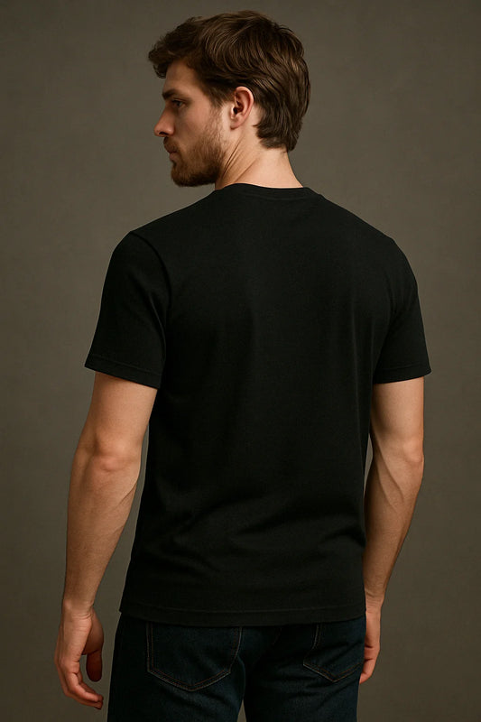 Camiseta Masculina Streetwear Preta com Estampa Sword Suit Letter