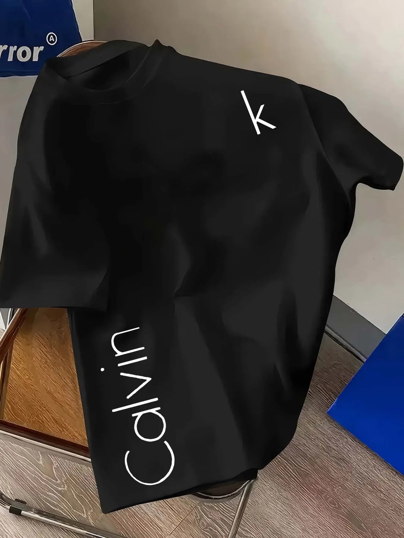 Camiseta CK Mesh com Estampa Criativa – Verão 2025