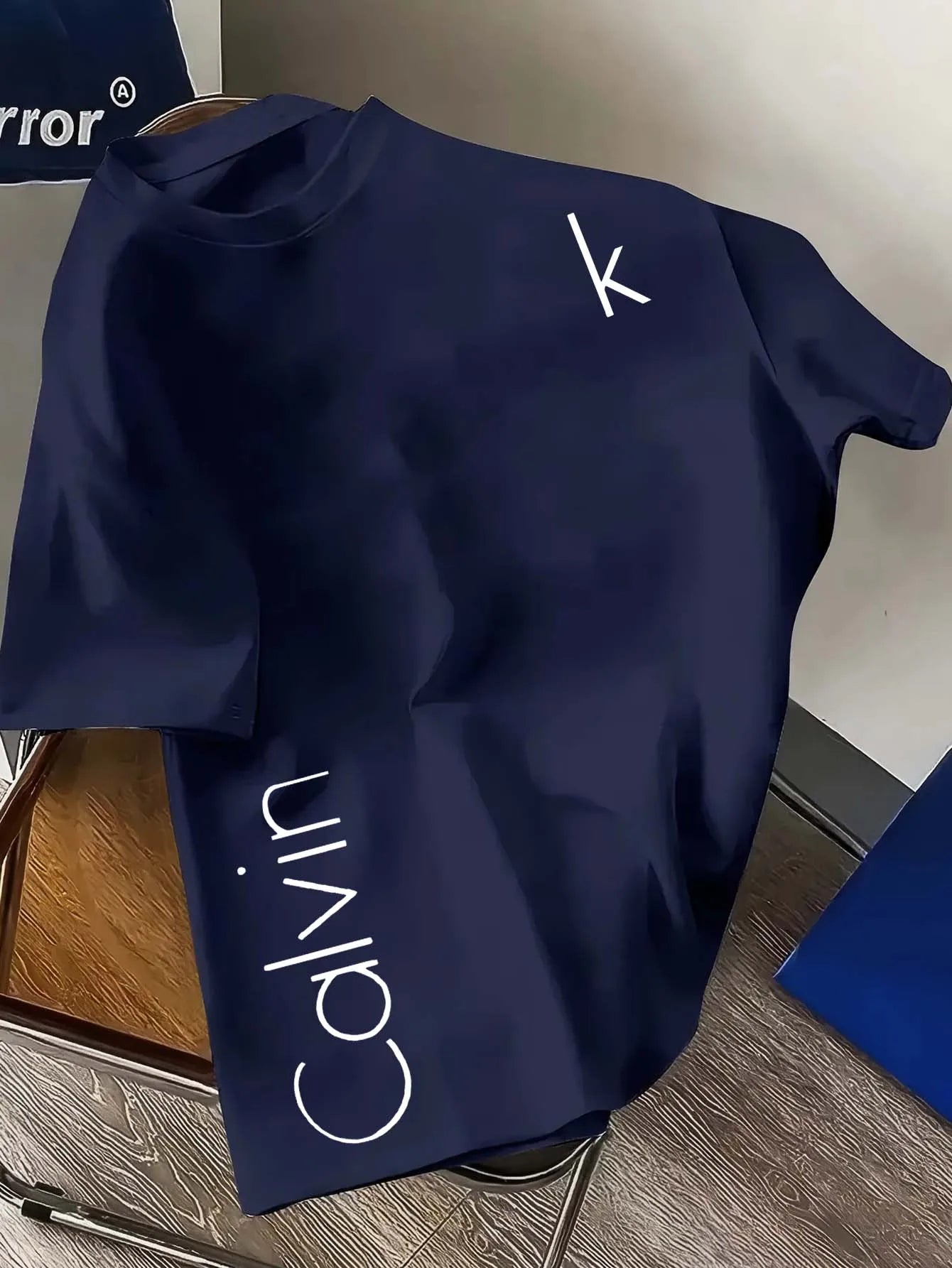 Camiseta CK Mesh com Estampa Criativa – Verão 2025