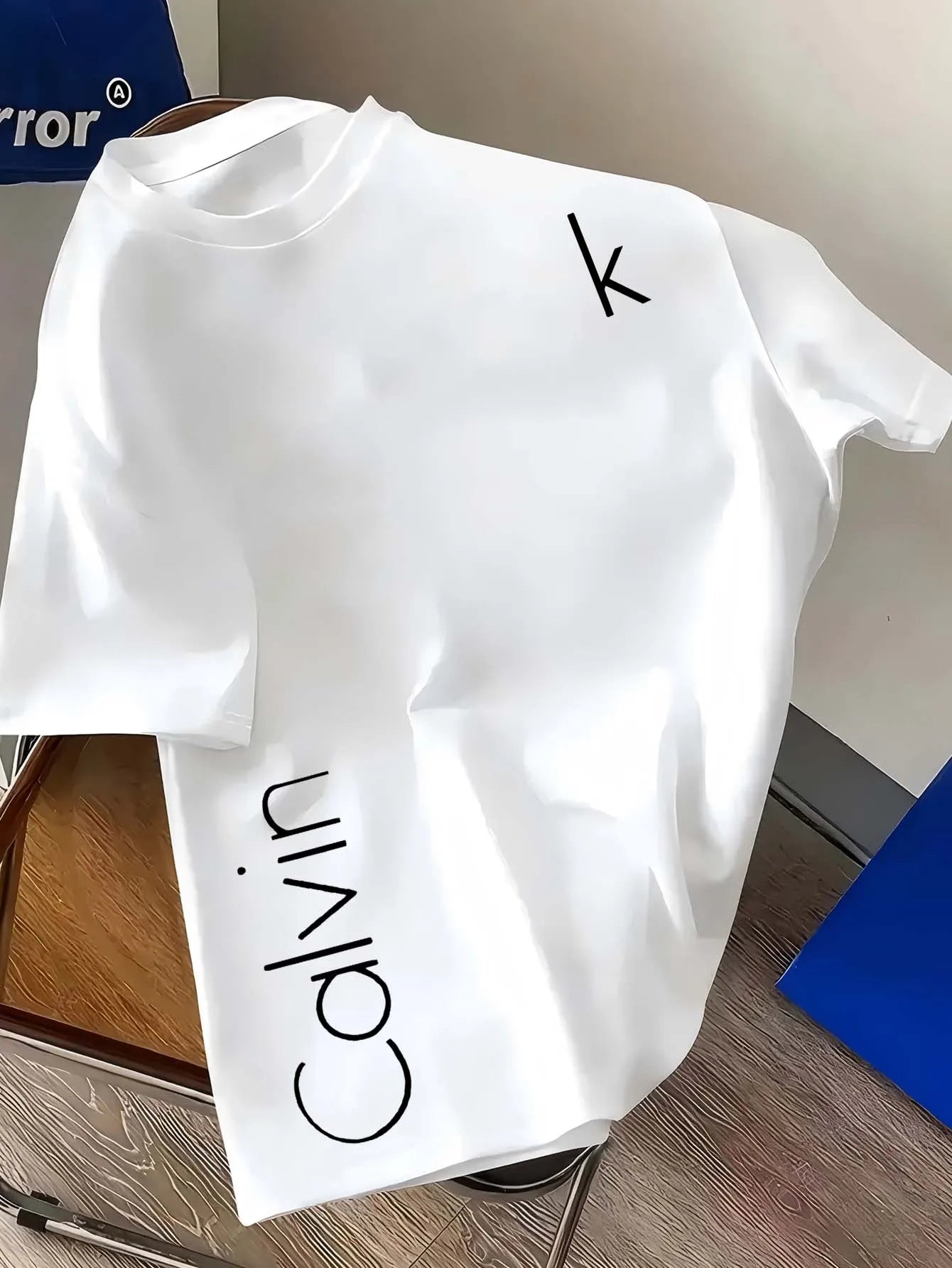 Camiseta CK Mesh com Estampa Criativa – Verão 2025